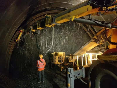 西香高速木里隧道施工取得关键突破 进口端右洞顺利接入左线主洞