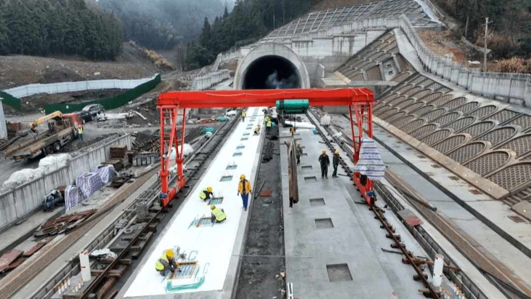 池黄高铁隧道工程加速推进，为区域发展注入新动能