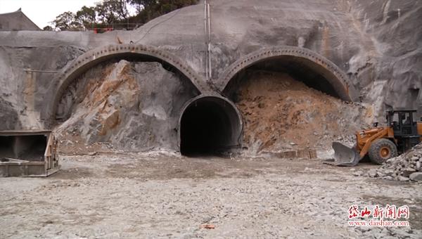 岱山交通新动脉加速贯通 526国道改建项目隧道工程稳步推进