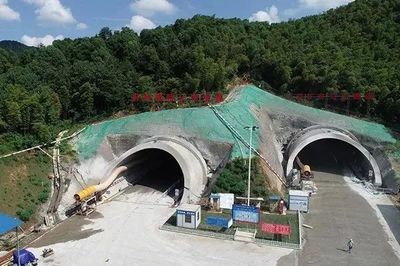 长益扩容:全省在建高速断面最宽隧道双洞顺利贯通
